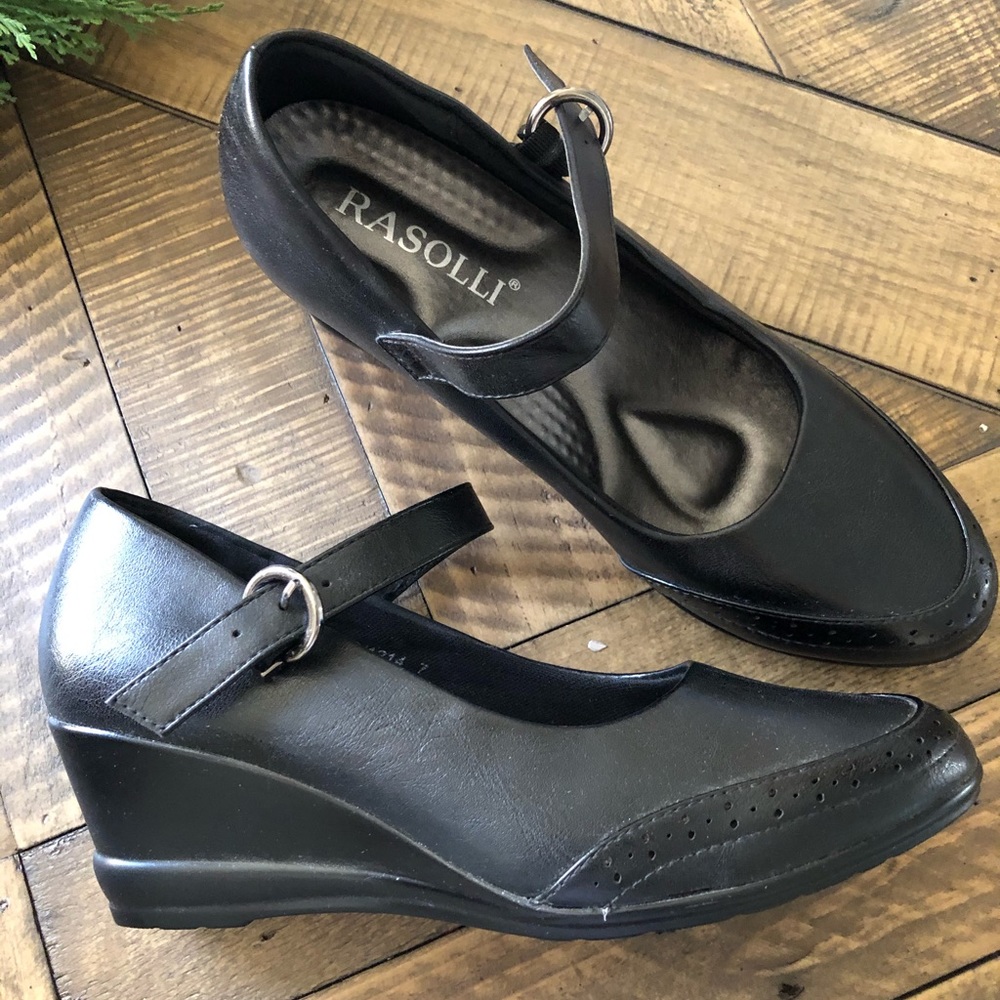 Black wedges